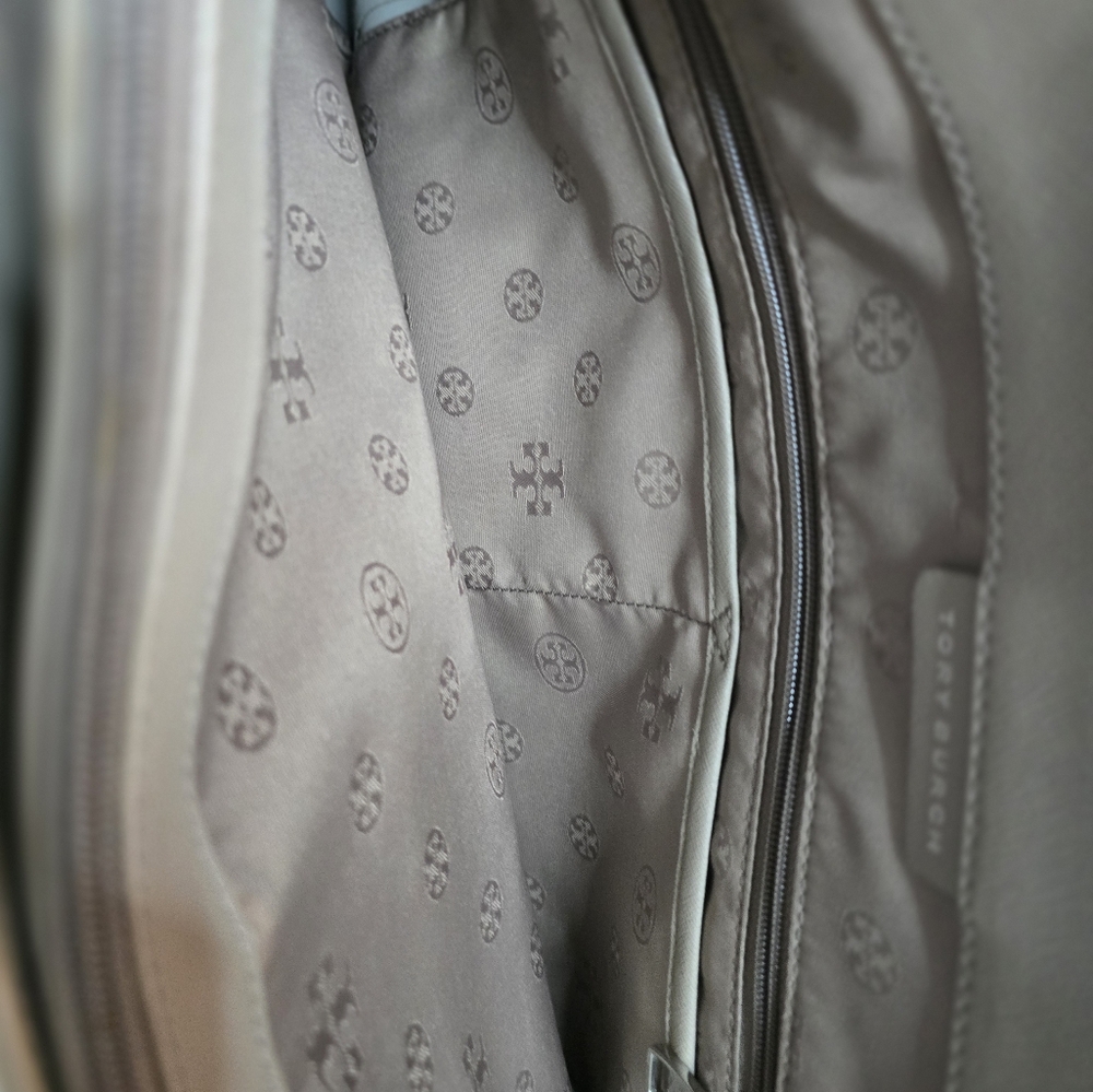 Elegant Light Grey Handbag - Picture 2 of 3